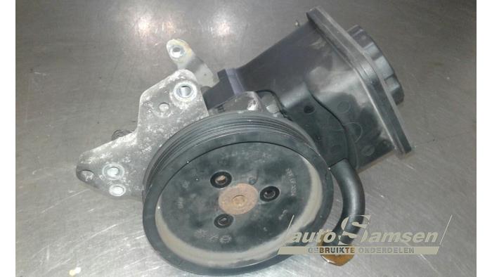 Usagé Pompe de direction BMW 5 serie Touring (E61) 525d 24V Prix € 75,00 Règlement à la marge proposé par Auto Samsen B.V.
