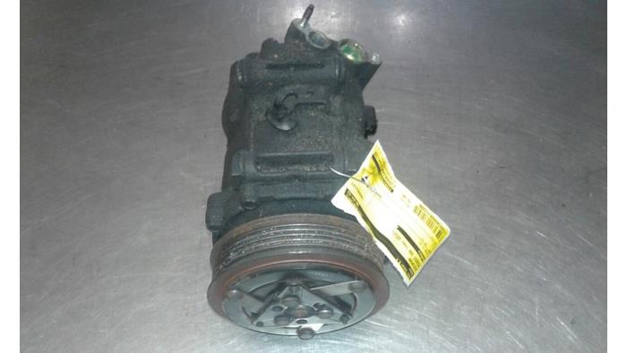 Air conditioning pump from a Peugeot 308 SW (4E/H) 1.6 HDi FAP 2010
