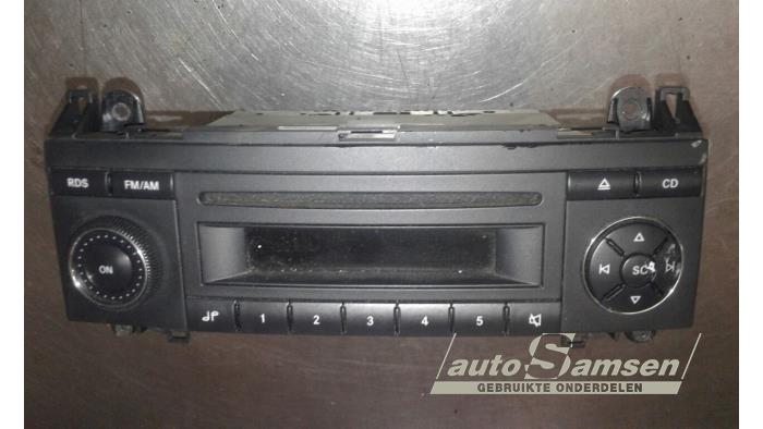 Używane Radio Mercedes A (W169) 2.0 A-160 CDI 16V Cena € 100,00 Procedura marży oferowane przez Auto Samsen B.V.