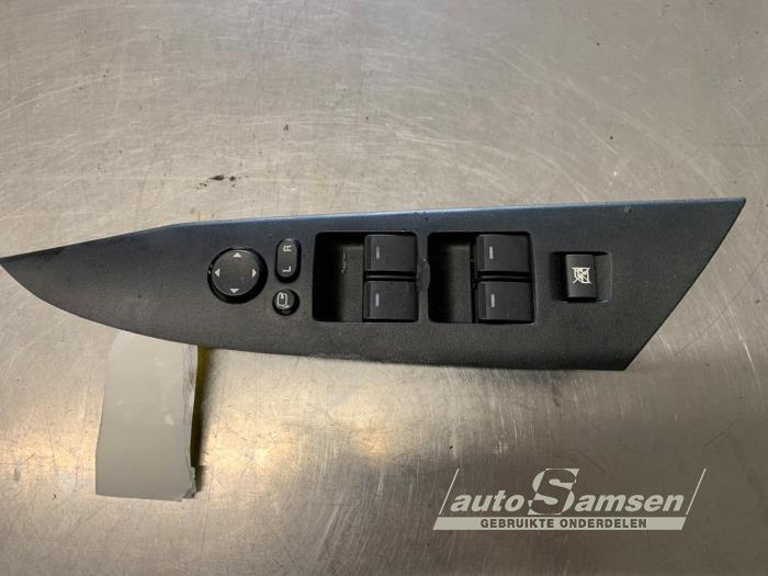 Usados Interruptor de ventanilla eléctrica Mazda 3 Sport (BL14/BLA4/BLB4) 2.0i MZR DISI 16V Precio € 40,00 Norma de margen ofrecido por Auto Samsen B.V.