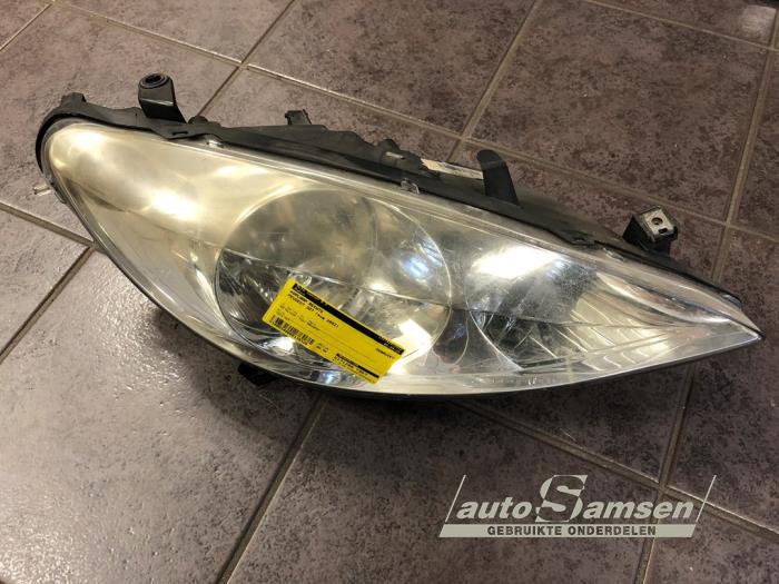 Używane Reflektor prawy Peugeot 307 (3A/C/D) 1.6 16V Cena € 50,00 Procedura marży oferowane przez Auto Samsen B.V.