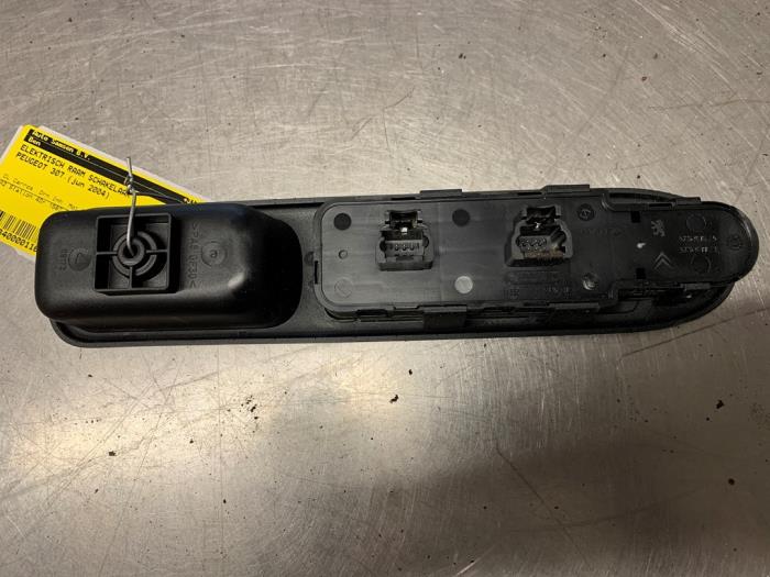 Electric window switch from a Peugeot 307 SW (3H) 1.6 16V 2004