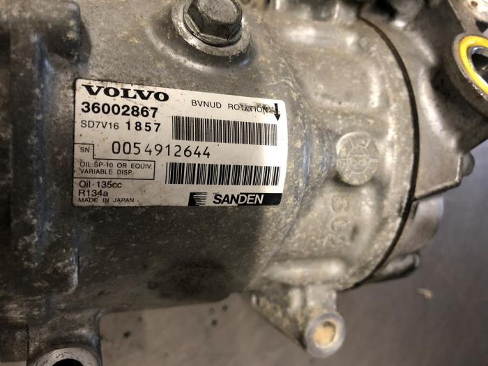 Air conditioning pump from a Volvo V60 I (FW/GW) 1.6 DRIVe 2015
