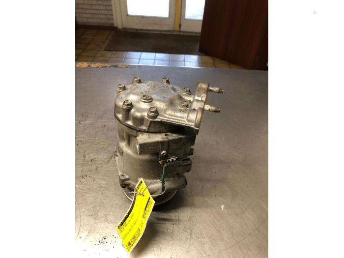 Air conditioning pump from a Volvo V60 I (FW/GW) 1.6 DRIVe 2015