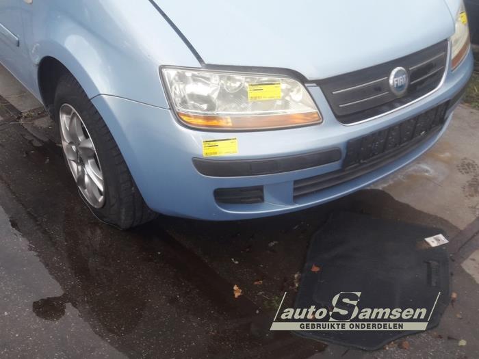 Usados Parachoques Fiat Idea (350AX) 1.4 16V Precio € 100,00 Norma de margen ofrecido por Auto Samsen B.V.