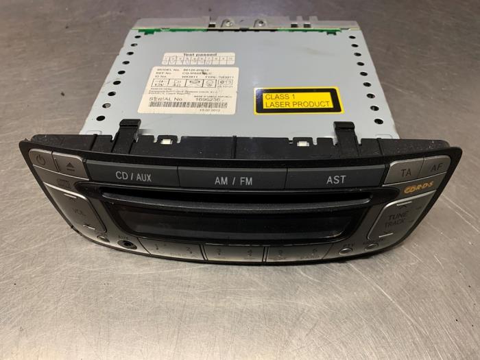 Radio CD player from a Peugeot 107 1.0 12V 2012
