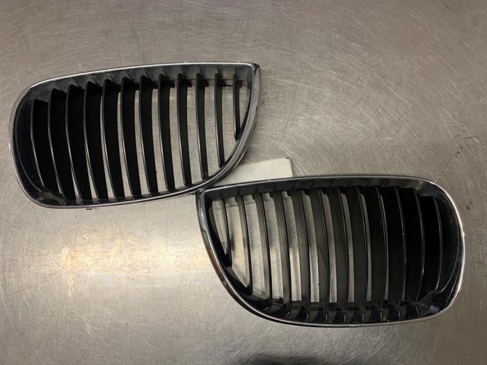 Grille from a BMW 1 serie (E87/87N) 116i 1.6 16V 2007