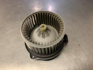 Usados Motor de ventilador de calefactor Daihatsu Sirion 2 (M3) 1.3 16V DVVT Precio € 40,00 Norma de margen ofrecido por Auto Samsen B.V.