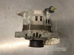 Dynamo van een Nissan Almera Tino (V10M) 2.0 16V CVT 2002