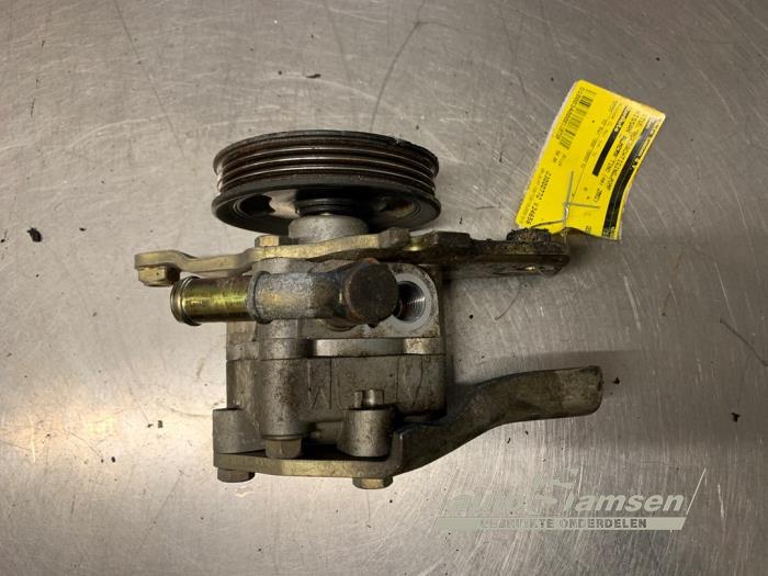Usagé Pompe de direction Nissan Almera Tino (V10M) 2.0 16V CVT Prix € 50,00 Règlement à la marge proposé par Auto Samsen B.V.