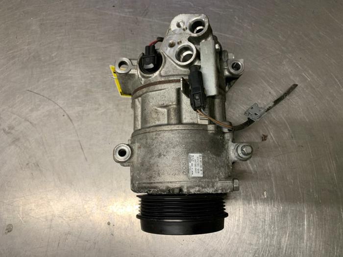 Air conditioning pump from a Mercedes-Benz A (W169) 2.0 A-160 CDI 16V 5-Drs. 2005