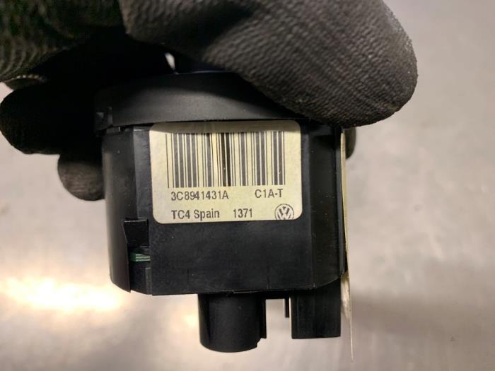 Light switch from a Volkswagen Golf Plus (5M1/1KP) 1.2 TSI BlueMOTION 2011