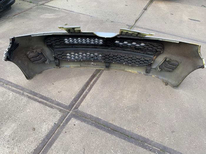 Front bumper from a Peugeot 107 1.0 12V 2011