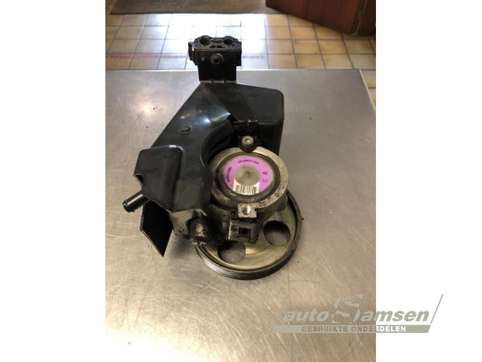 Usagé Pompe de direction Peugeot 206+ (2L/M) 1.1 XR,XS Prix € 75,00 Règlement à la marge proposé par Auto Samsen B.V.