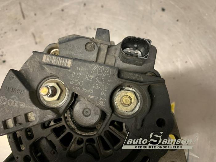Dynamo van een Volkswagen Polo III (6N2) 1.4 2000