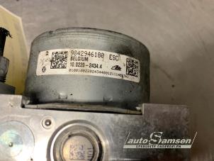 Bloc ABS d'un Opel Corsa F (UB/UH/UP) 1.2 Turbo 12V 100 2021