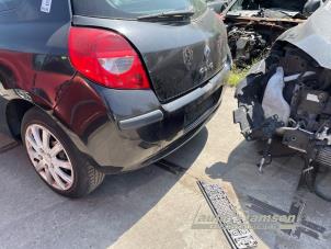 Używane Zderzak tylny Renault Clio III (BR/CR) 1.4 16V Cena € 100,00 Procedura marży oferowane przez Auto Samsen B.V.