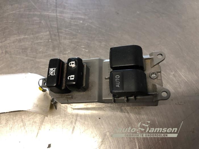 Usados Interruptor de ventanilla eléctrica Toyota Yaris III (P13) 1.33 16V Dual VVT-I Precio € 30,00 Norma de margen ofrecido por Auto Samsen B.V.