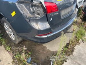 Begagnade Bakre stötfångare Opel Astra J Sports Tourer (PD8/PE8/PF8) 1.4 Turbo 16V ecoFLEX 120 Pris € 200,00 Marginaltabell erbjuds av Auto Samsen B.V.
