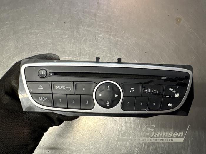Używane Radio Renault Scénic III (JZ) 1.4 16V TCe 130 Cena € 75,00 Procedura marży oferowane przez Auto Samsen B.V.