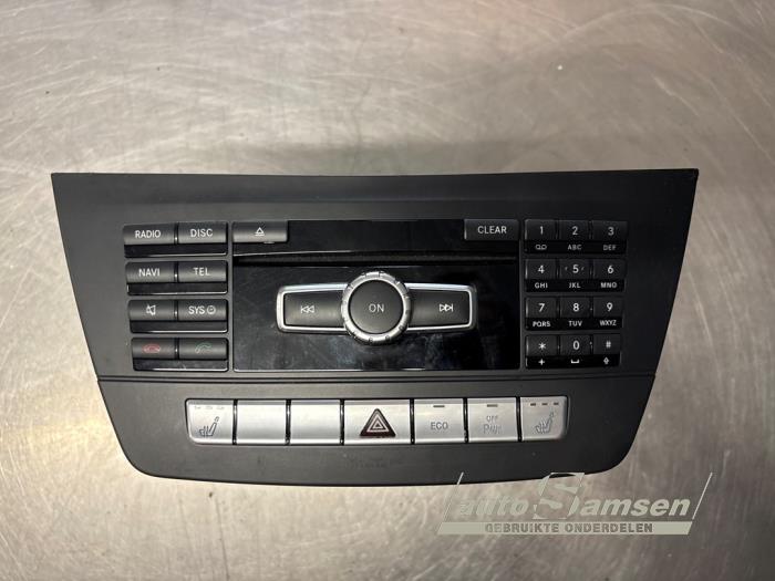 Używane Radio Mercedes C (W204) 1.6 C-180 16V BlueEfficiency Cena € 125,00 Procedura marży oferowane przez Auto Samsen B.V.