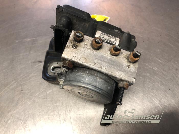 Begagnade ABS-pump Opel Corsa D 1.2 16V Pris € 100,00 Marginaltabell erbjuds av Auto Samsen B.V.