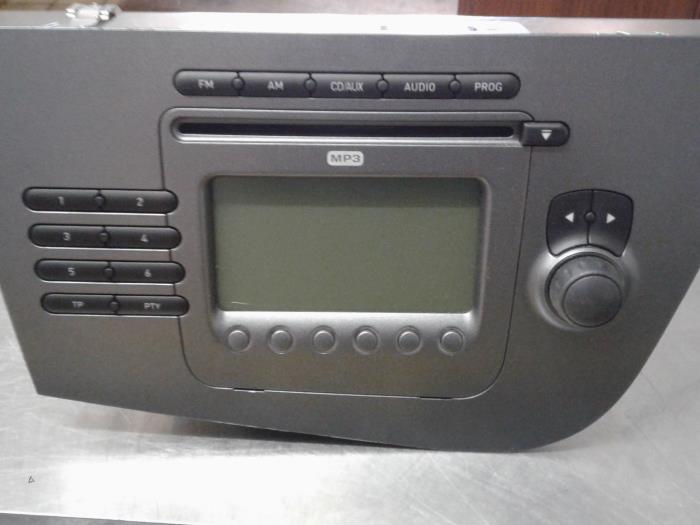 Radio CD player from a Seat Leon (1P1) 1.6 2005