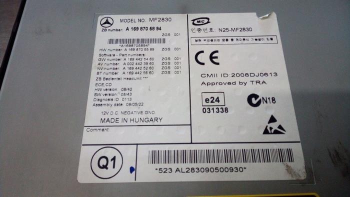 Radio CD player from a Mercedes-Benz A (W169) 2.0 A-180 CDI 16V 5-Drs. 2009