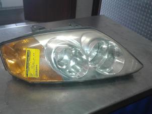 Używane Reflektor prawy Hyundai Coupe 2.0i 16V CVVT Cena € 50,00 Procedura marży oferowane przez Auto Samsen B.V.