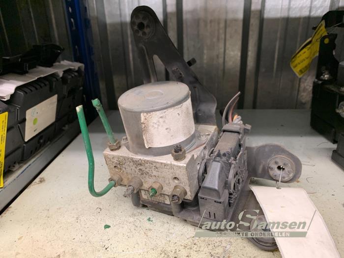 Usagé Pompe ABS Renault Scénic II (JM) 1.6 16V Prix € 75,00 Règlement à la marge proposé par Auto Samsen B.V.