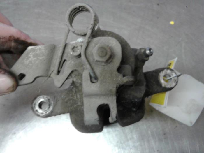 Rear brake calliper, right from a Opel Zafira (M75) 1.9 CDTI 2007