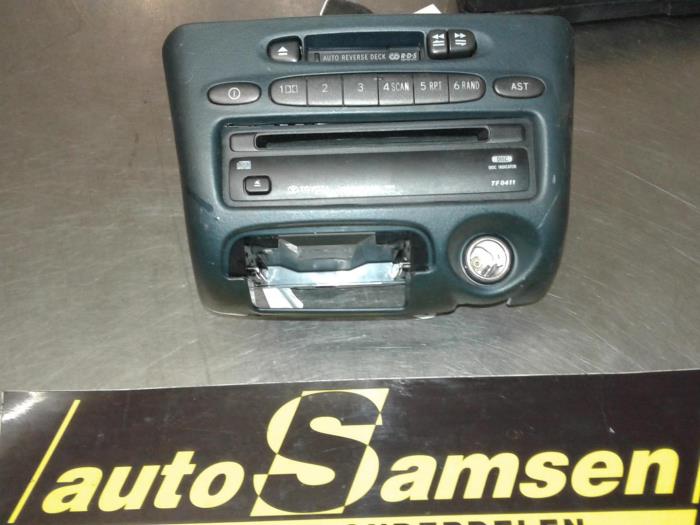 Reproductor de CD y radio de un Toyota Yaris Verso (P2) 1.5 16V 2002