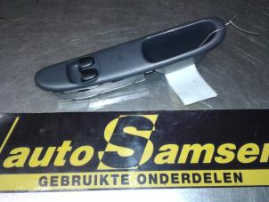 Usados Interruptor de ventanilla eléctrica Daewoo Lanos (TA/TF08/48/86) 1.5 Precio € 20,00 Norma de margen ofrecido por Auto Samsen B.V.