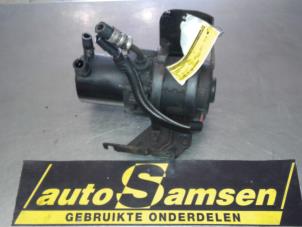 Usagé Pompe de direction Peugeot 106 II 1.4 XN,XR,XS,XT Prix € 75,00 Règlement à la marge proposé par Auto Samsen B.V.