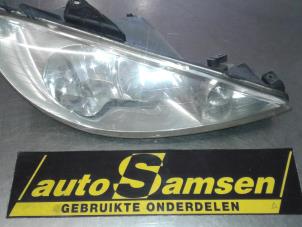 Używane Reflektor prawy Peugeot 206 (2A/C/H/J/S) 1.4 HDi Cena € 45,00 Procedura marży oferowane przez Auto Samsen B.V.