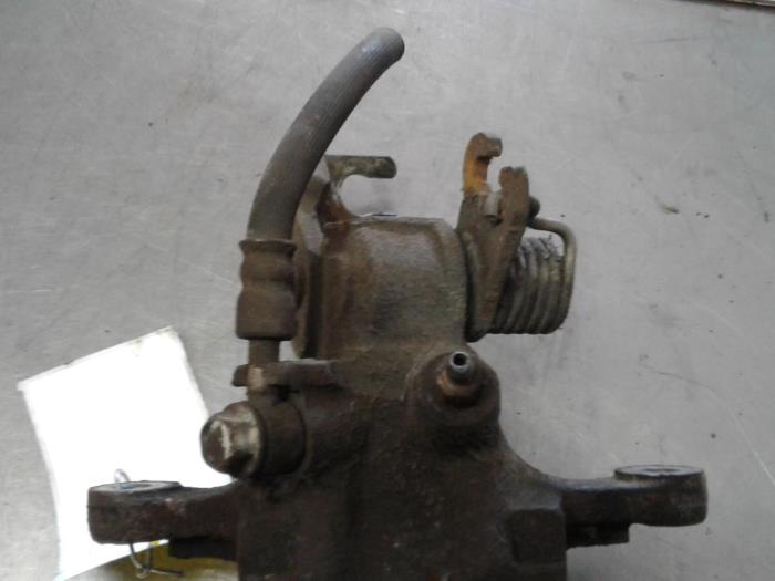 Rear brake calliper, right from a Nissan Almera (N16) 1.5 16V 2001