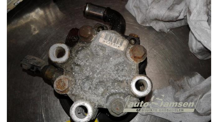 Usagé Pompe de direction Toyota Avensis (T25/B1D) 2.0 16V VVT-i D4 Prix € 45,00 Règlement à la marge proposé par Auto Samsen B.V.