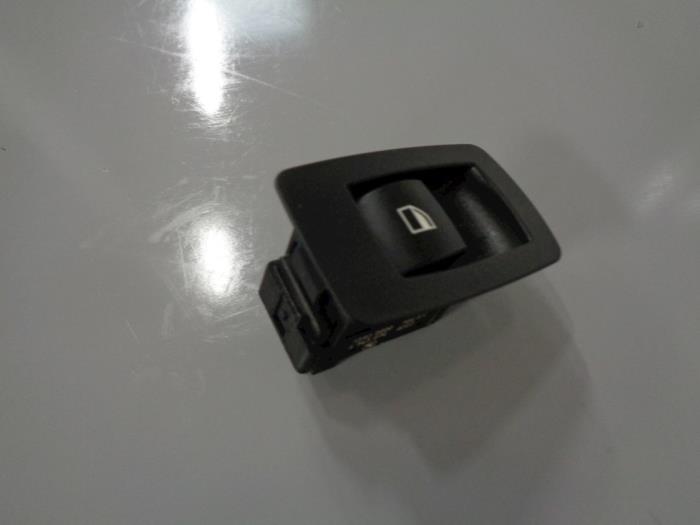 Usados Interruptor de ventanilla eléctrica BMW 1 serie (E87/87N) 118d 16V Precio € 10,00 Norma de margen ofrecido por Westerhof autodemontage