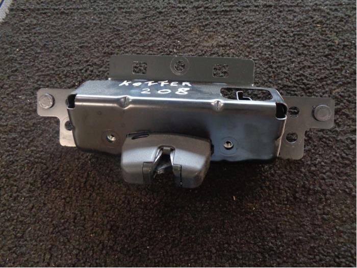 Boot lid lock mechanism from a Peugeot 208 I (CA/CC/CK/CL) 1.2 Vti 12V PureTech 82 2014