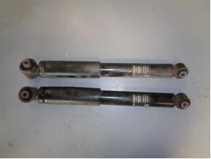 Used Shock absorber kit Nissan Qashqai (J10) 1.6 dCi Pure Drive Price € 40,00 Margin scheme offered by Westerhof autodemontage