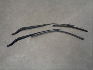 Used Front wiper arm Renault Megane III Coupe (DZ) 1.6 16V Price € 10,00 Margin scheme offered by Westerhof autodemontage
