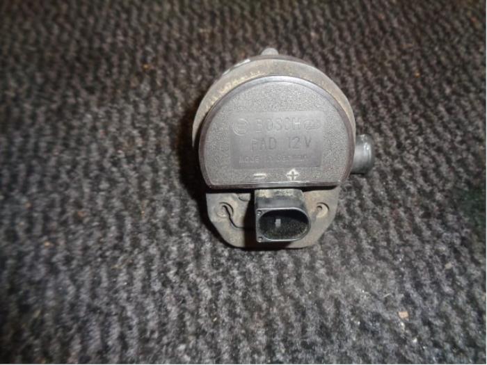 Usagé Pompe à eau Mercedes E Combi (S211) 2.2 E-220 CDI 16V Prix € 25,00 Règlement à la marge proposé par Westerhof autodemontage