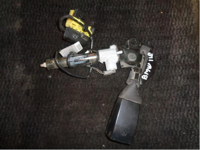 Begagnade Främre bältesspänne, vänster BMW 1 serie (E87/87N) 118d 16V Pris € 30,00 Marginaltabell erbjuds av Westerhof autodemontage