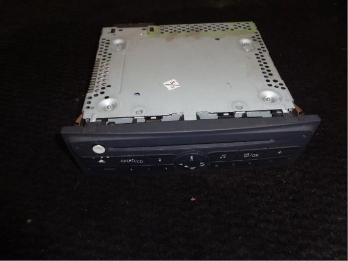 Radio CD player from a Renault Clio III (BR/CR) 1.5 dCi 85 FAP 2010