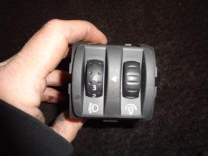 Używane Przelacznik reflektora LHV Renault Twingo II (CN) 1.2 16V Quickshift 5 Cena € 10,00 Procedura marży oferowane przez Westerhof autodemontage