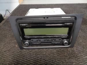 Używane Radioodtwarzacz CD Volkswagen Golf VI (5K1) 1.4 16V Cena € 40,00 Procedura marży oferowane przez Westerhof autodemontage