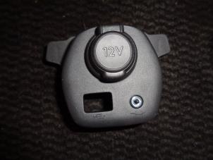 Usados Conexión AUX-USB Peugeot 108 1.0 12V VVT-i Precio € 20,00 Norma de margen ofrecido por Westerhof autodemontage