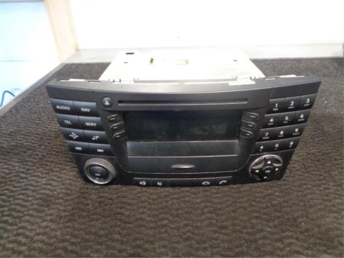 Radioodtwarzacz CD z Mercedes-Benz E Combi (S211) 2.2 E-220 CDI 16V 2008