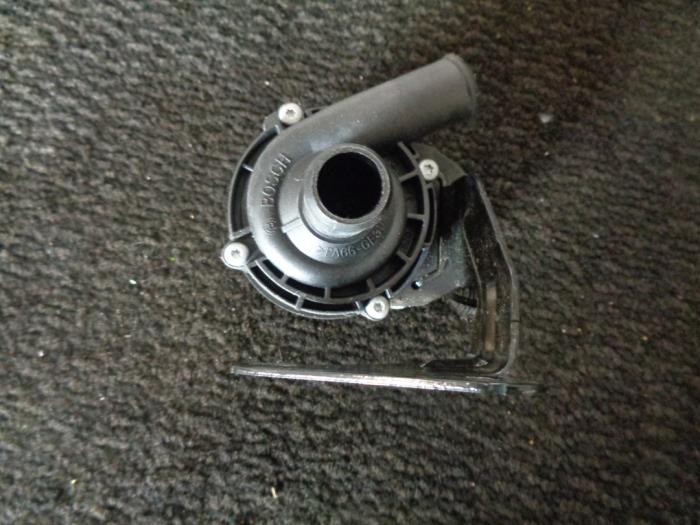 Begagnade Extra vattenpump Mercedes A (W176) 1.5 A-180 CDI, A-180d 16V Pris € 25,00 Marginaltabell erbjuds av Westerhof autodemontage