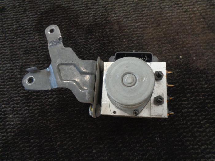 Begagnade ABS-pump Kia Cee'd (JDB5) 1.6 GDI 16V Pris € 100,00 Marginaltabell erbjuds av Westerhof autodemontage